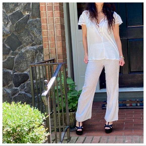 ✨LAST ONES✨LACE TRIM PRETTY TOP - Picture 3 of 6